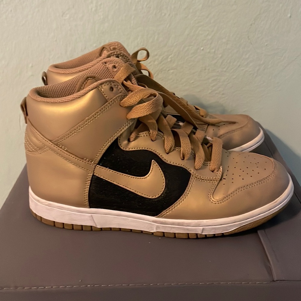 Womens dunk high “metallic gold” size 8